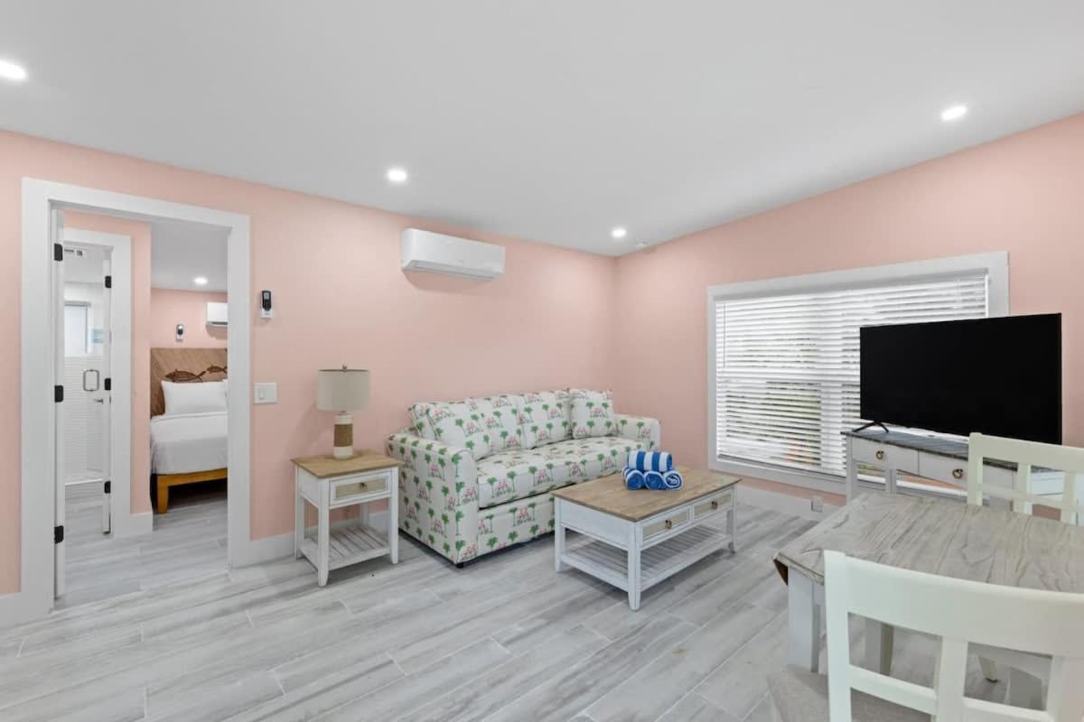 Charming Suite With Balcony And Bikes At Historic Sandpiper Inn Sanibel Ngoại thất bức ảnh