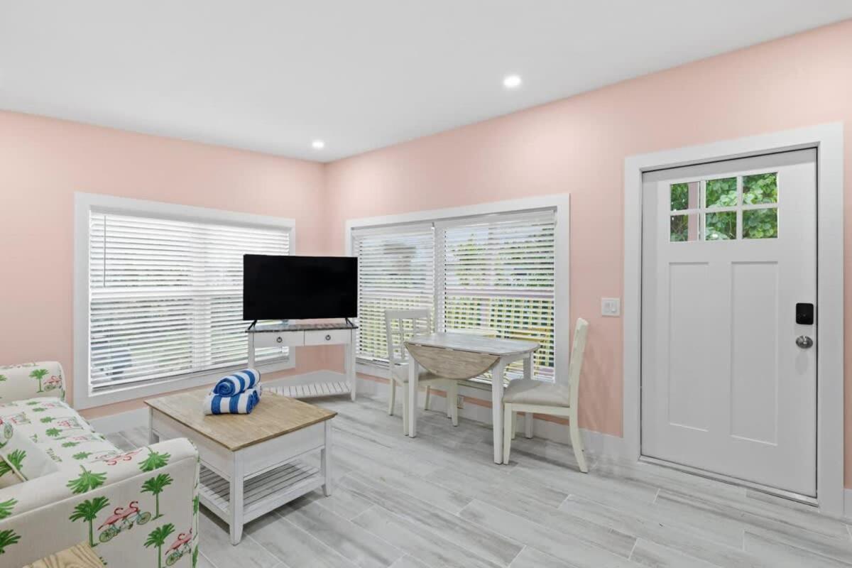 Charming Suite With Balcony And Bikes At Historic Sandpiper Inn Sanibel Ngoại thất bức ảnh