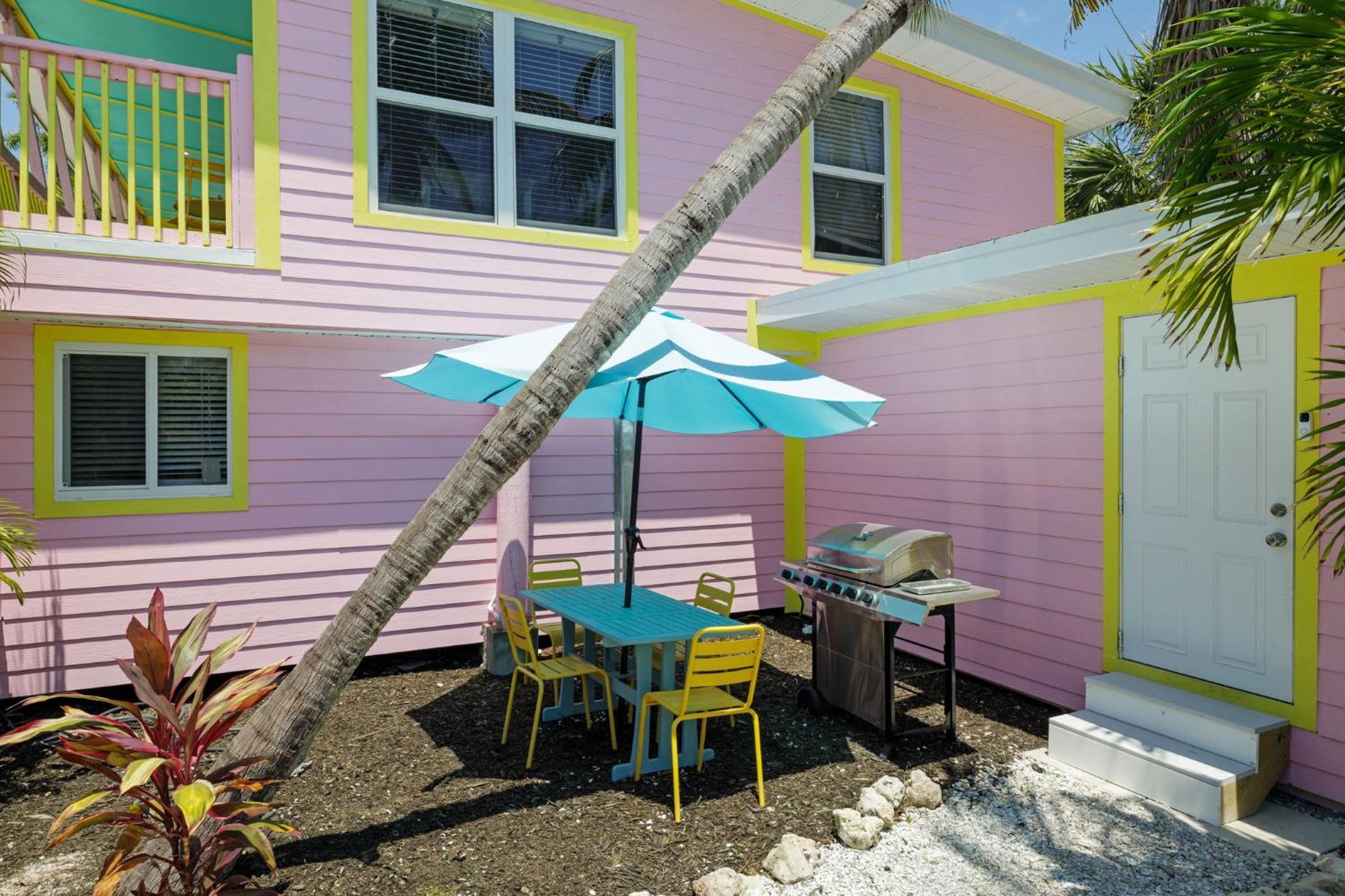Charming Suite With Balcony And Bikes At Historic Sandpiper Inn Sanibel Ngoại thất bức ảnh