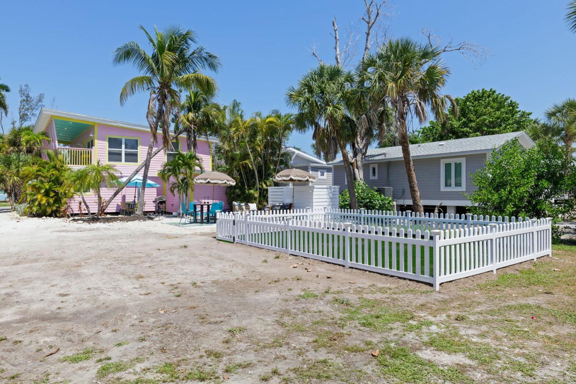 Charming Suite With Balcony And Bikes At Historic Sandpiper Inn Sanibel Ngoại thất bức ảnh